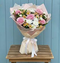 Букет цветов из:  Гвоздики, Орхидеи и Розы #REPLACE_PRED# Южный