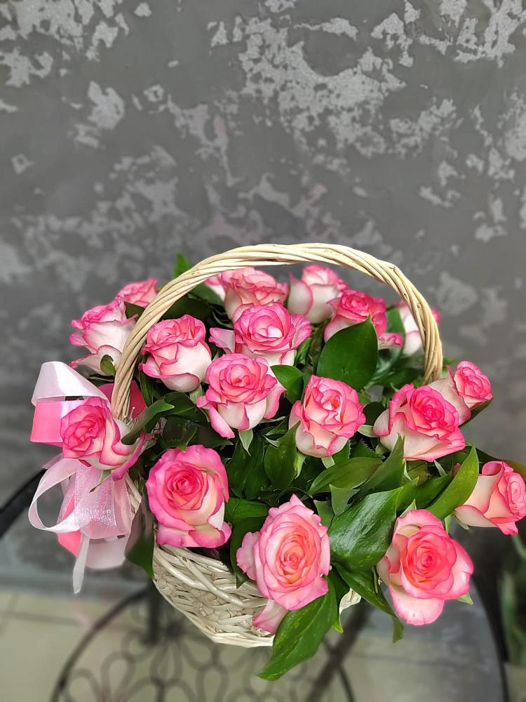 Цветочная композиция из Розы в корзине в Южный