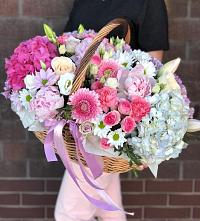 Композиция солнечный день в Южный Цветочная композиция из Розы, Хризантемы, Пионы и Лизиантусы в корзине в Южный