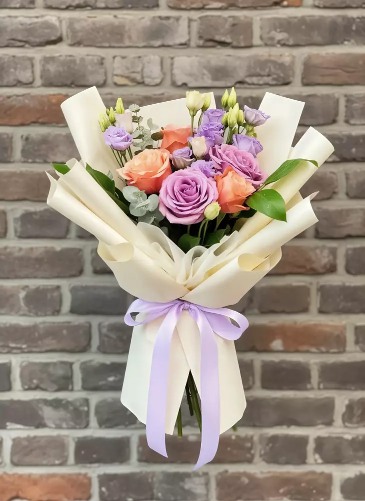 Букет цветов из: Лизиантусы и Розы в Южный