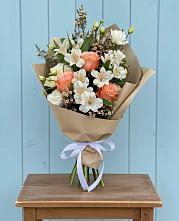 Букет цветов из:  Альстромерии, Лизиантусы, Розы и Хризантемы в Южный