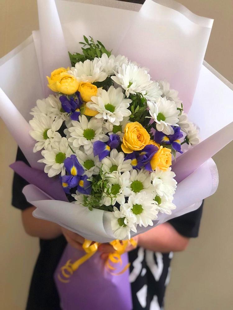 Букет цветов из: Ирисы, Хризантемы и Розы в Южный