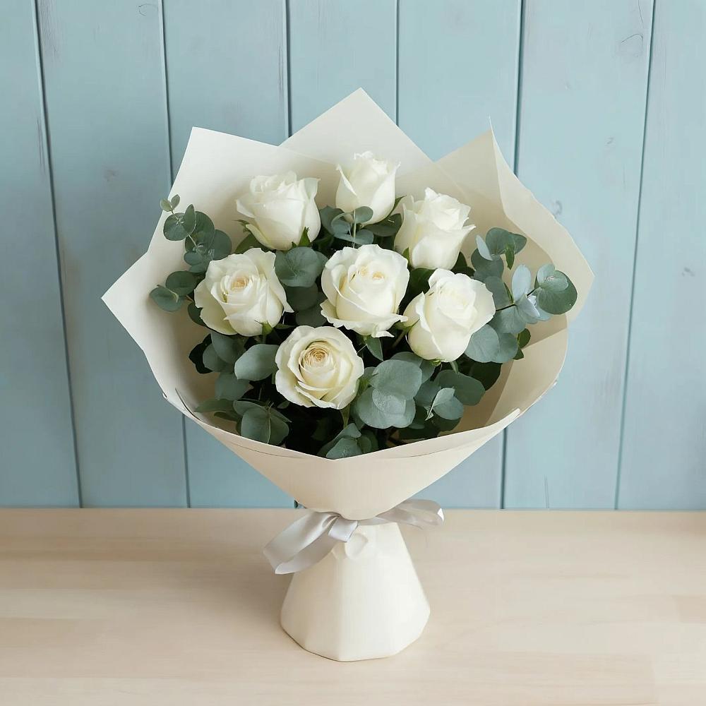 Букет Белые розы в Эвкалипте в Южный