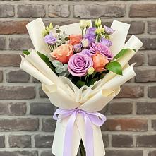 Букет цветов из:  Лизиантусы и Розы в Южный