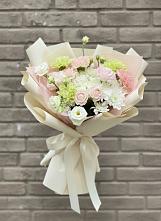 Букет цветов из:  Гвоздики, Розы, Лизиантусы и Хризантемы в Южный
