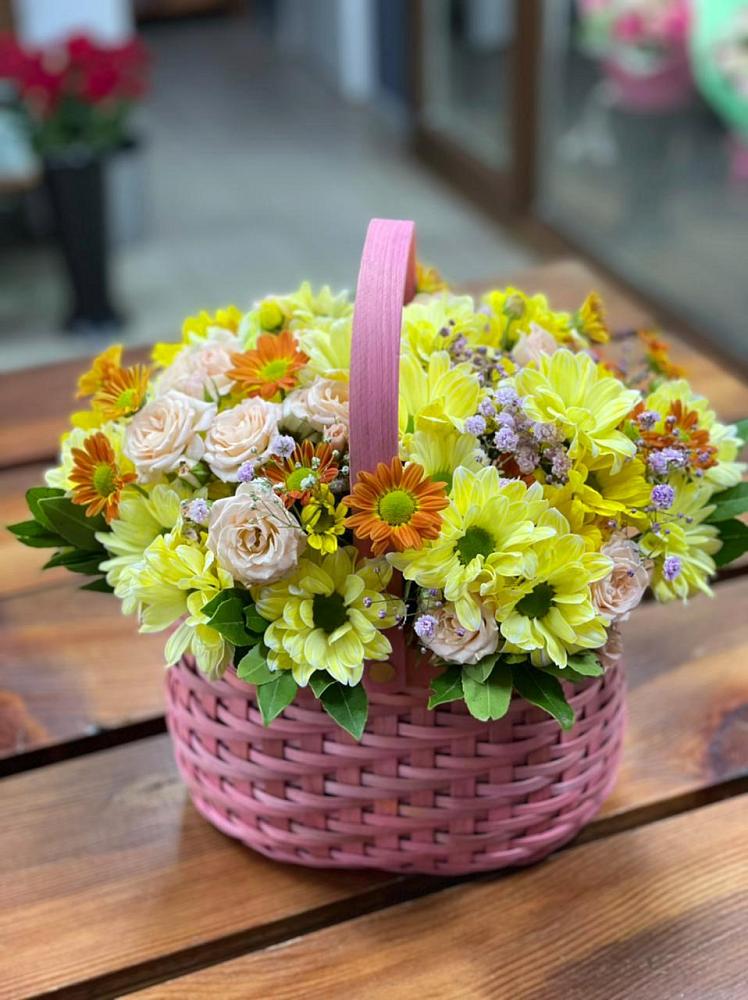 Цветочная композиция из Хризантемы и Розы в корзине в Южный