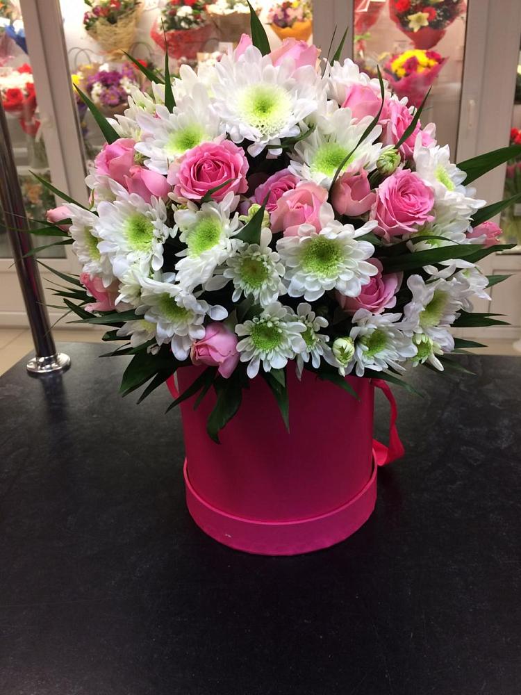 Цветочная композиция из Розы и Хризантемы в шляпной коробке в Южный