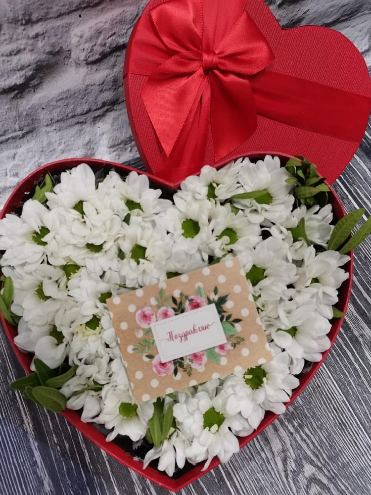 Цветочная композиция из Хризантемы в виде сердца в Южный