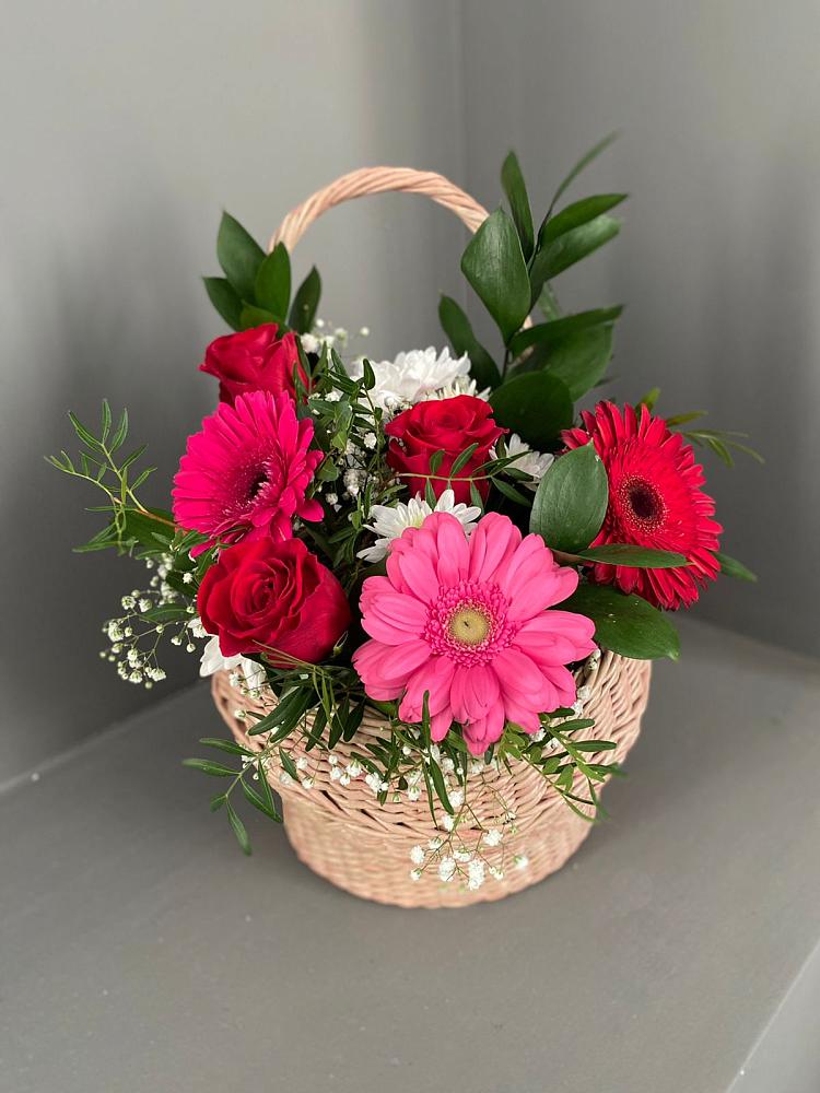 Цветочная композиция из Розы, Хризантемы и Герберы в корзине в Южный