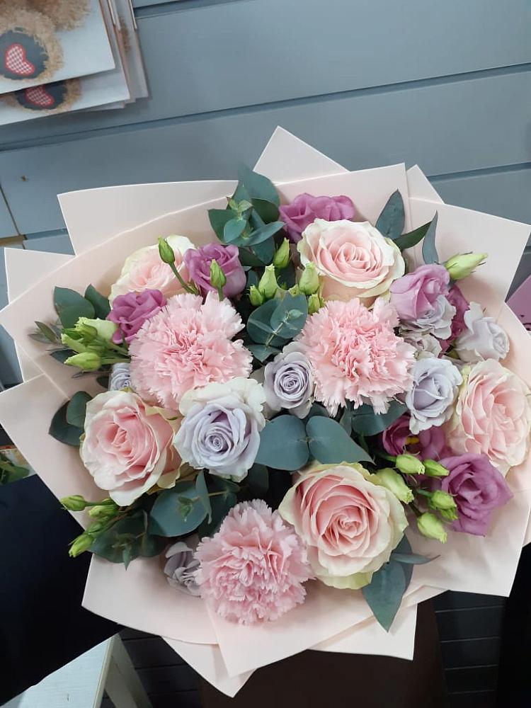 Букет цветов из: Розы, Гвоздики и Лизиантусы в Южный