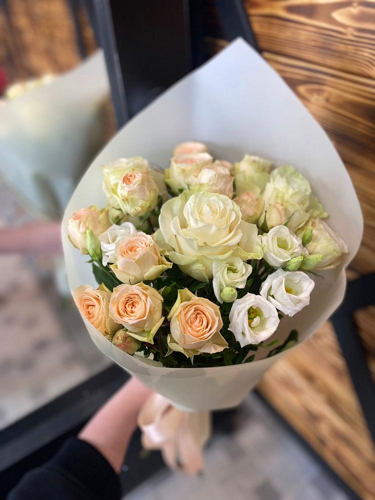 Букет цветов из: Розы и Лизиантусы в Южный